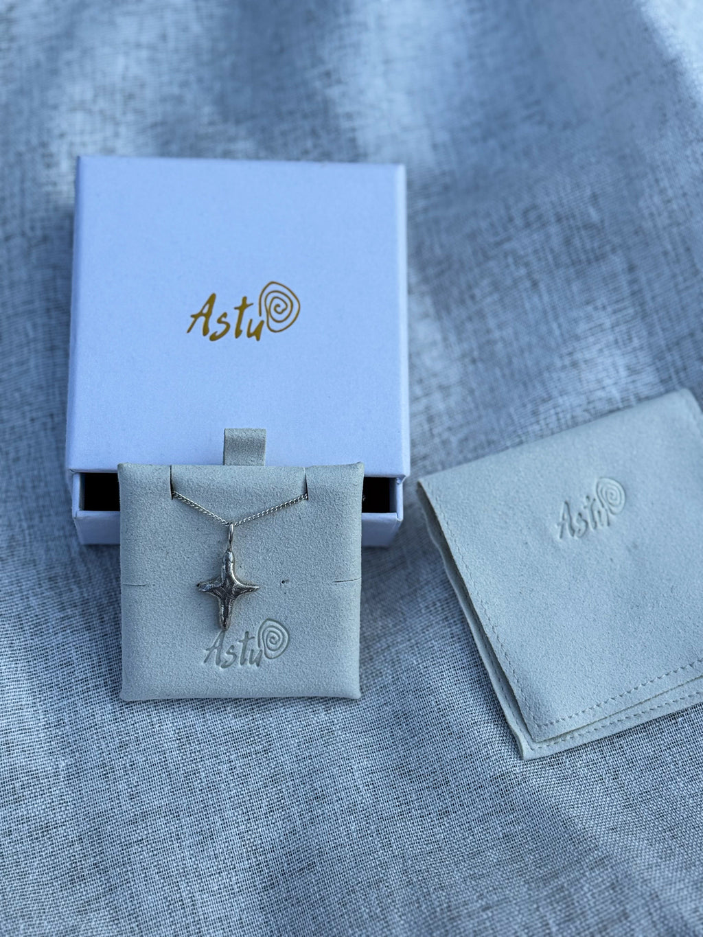 Vienetinis kryžiaus pakabukas