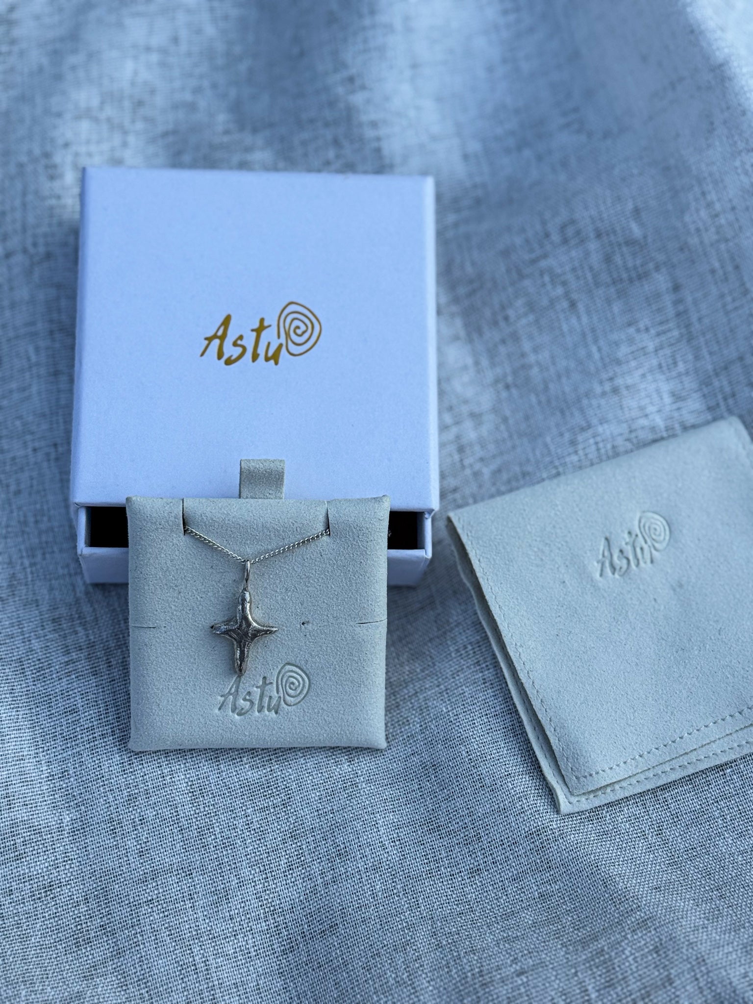 Vienetinis kryžiaus pakabukas