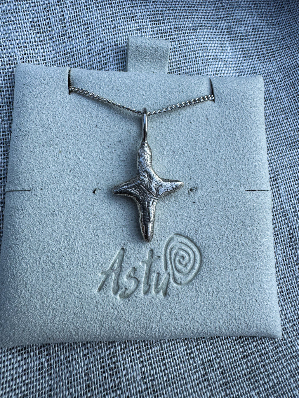 Vienetinis kryžiaus pakabukas