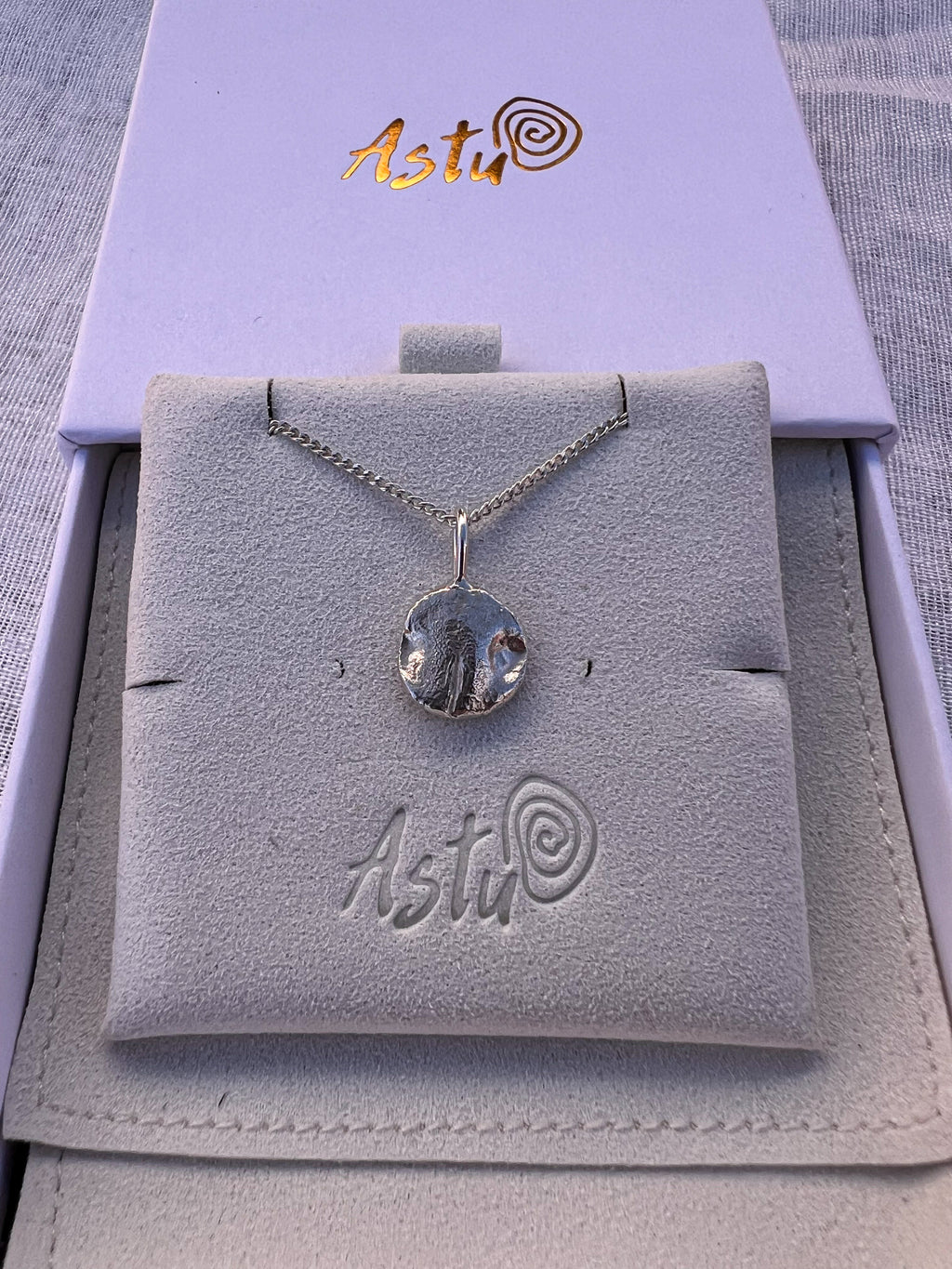 Gyvūno ir žmogaus atspaudo pakabuko rinkinys