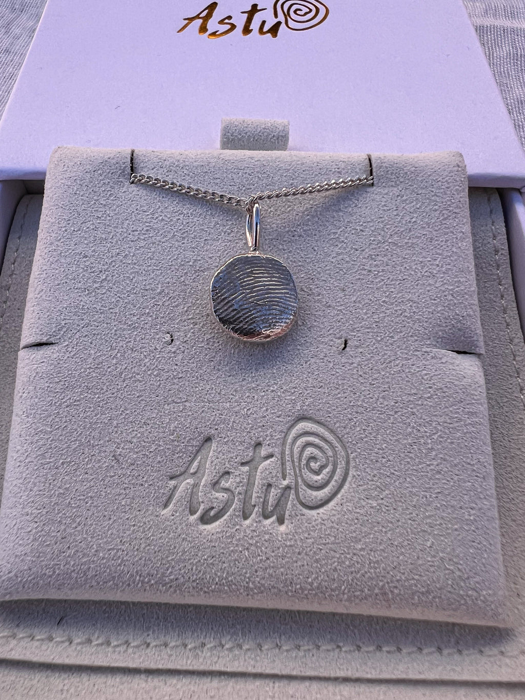 Gyvūno ir žmogaus atspaudo pakabuko rinkinys